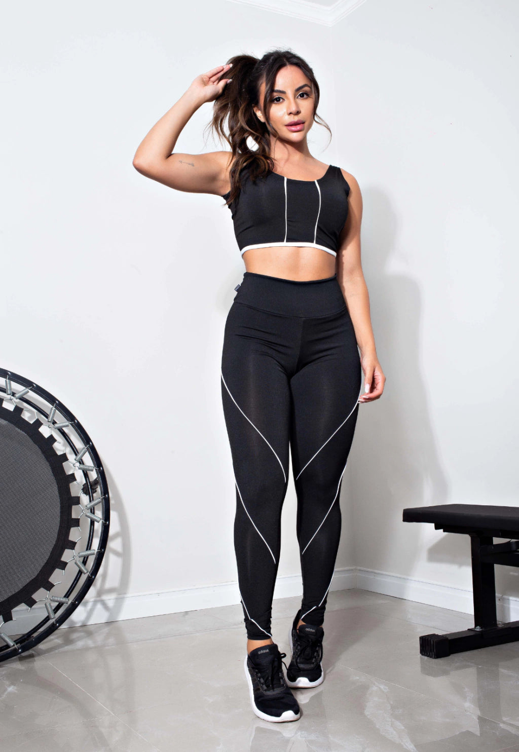 Calça Legging Fitness Academia Cintura Alta Preta com Detalhe Lateral em Vivo Branco